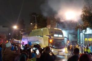¡Recibimiento de grande! América llega al Azteca en medio de fuegos artificiales y de su afición