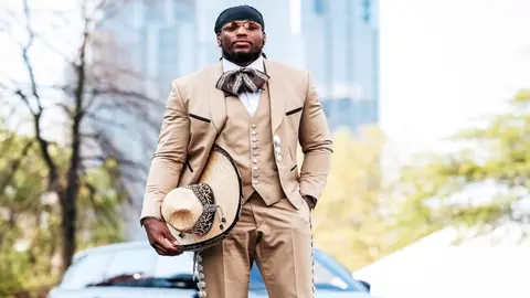 Derrick Henry, de Tennessee Titans, rinde homenaje a México con traje de charro