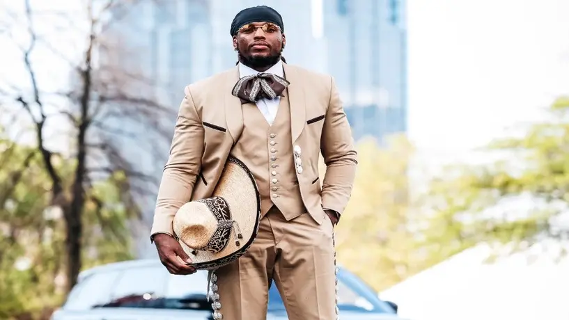 Derrick Henry, de Tennessee Titans, rinde homenaje a México con traje de charro