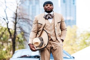 Derrick Henry, de Tennessee Titans, rinde homenaje a México con traje de charro
