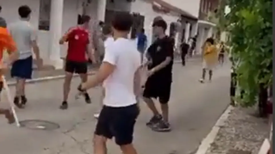 Mujer es embestida por toro por estar distraída con su celular en Fiestas de San Fermín