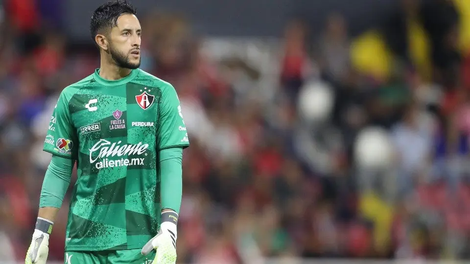 Aficionado le ruega de rodillas a Camilo Vargas que no deje al Atlas