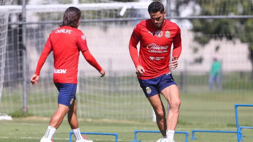 ¿Peso Pluma en entrenamiento de Chivas? 'Piojo' Alvarado se vuelve viral tras parecido al cantante