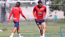 ¿Peso Pluma en entrenamiento de Chivas? 'Piojo' Alvarado se vuelve viral tras parecido al cantante