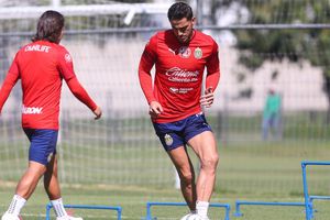 ¿Peso Pluma en entrenamiento de Chivas? 'Piojo' Alvarado se vuelve viral tras parecido al cantante