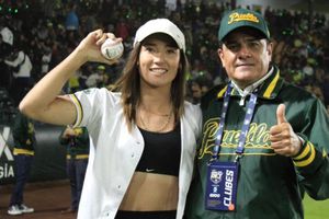 Mati Álvarez fue la encargada de lanzar la primera bola en el tercer juego de la Serie del Rey