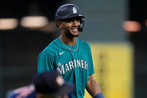 Julio Rodríguez rompe récord en Grandes Ligas con 17 hits en cuatro juegos