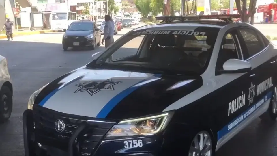Policía municipal es sorprendida 'robando' un cartón de cervezas en Naucalpan, Estado de México