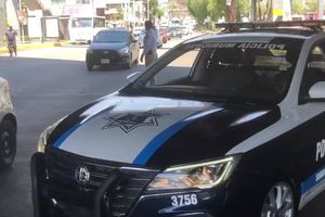 Policía municipal es sorprendida 'robando' un cartón de cervezas en Naucalpan, Estado de México