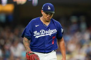 ¡Ofertón! Rematan mercancía de Julio Urías tras ser acusado de violencia doméstica