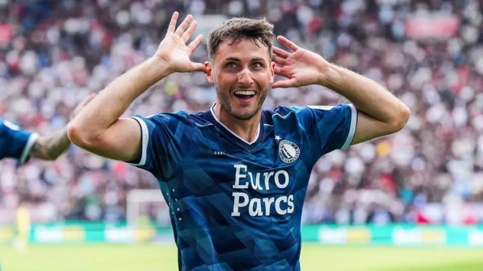 Santiago Giménez consuma primer hat-trick en Europa en reanudación del Ajax vs Feyenoord