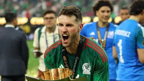 Santi Giménez toma como lección la frase 'Imaginémonos cosas chin...' de Chicharito