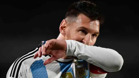 ¡'Humillan' a Messi! Sanabria le escupió a la 'Pulga' en el Argentina vs Paraguay