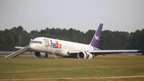 Avión de FedEx se sale de pista en aterrizaje de emergencia en Tennessee