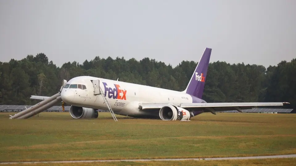 Avión de FedEx se sale de pista en aterrizaje de emergencia en Tennessee