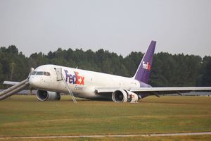 Avión de FedEx se sale de pista en aterrizaje de emergencia en Tennessee