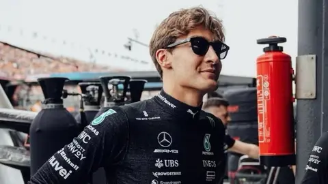 Russell sobre carrera de Checo Pérez en Italia: 'Me sorprendió lo que tardó en rebasarme'