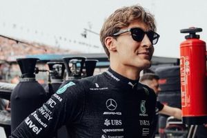 Russell sobre carrera de Checo Pérez en Italia: 'Me sorprendió lo que tardó en rebasarme'