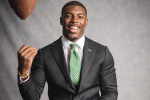 Kamren Kinchens, safety de Miami, fue trasladado al hospital tras quedar inconsciente