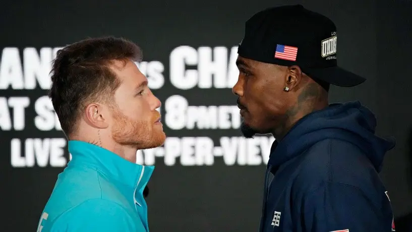 Canelo Álvarez y Jermell Charlo vencen a la báscula en la ceremonia de pesaje