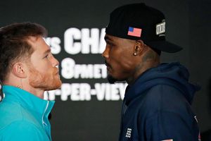 Canelo Álvarez y Jermell Charlo vencen a la báscula en la ceremonia de pesaje