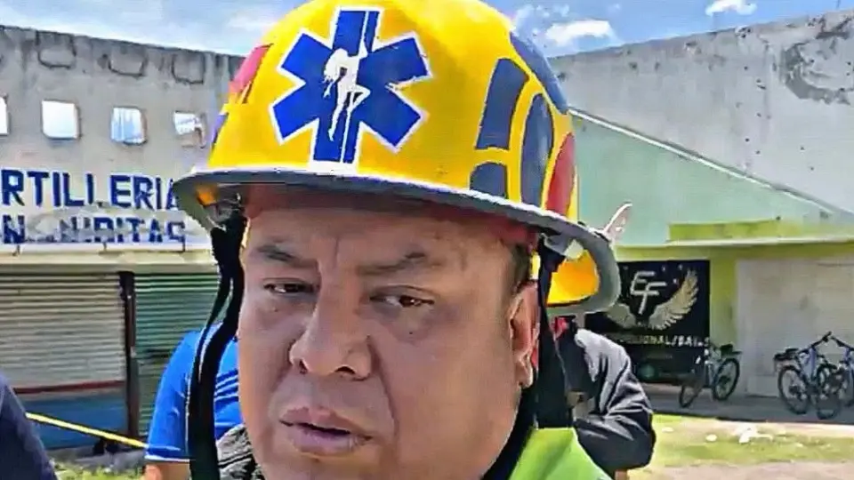Imagen de bailarina de Table Dance en casco de Protección Civil causa polémica en Tlaxcala