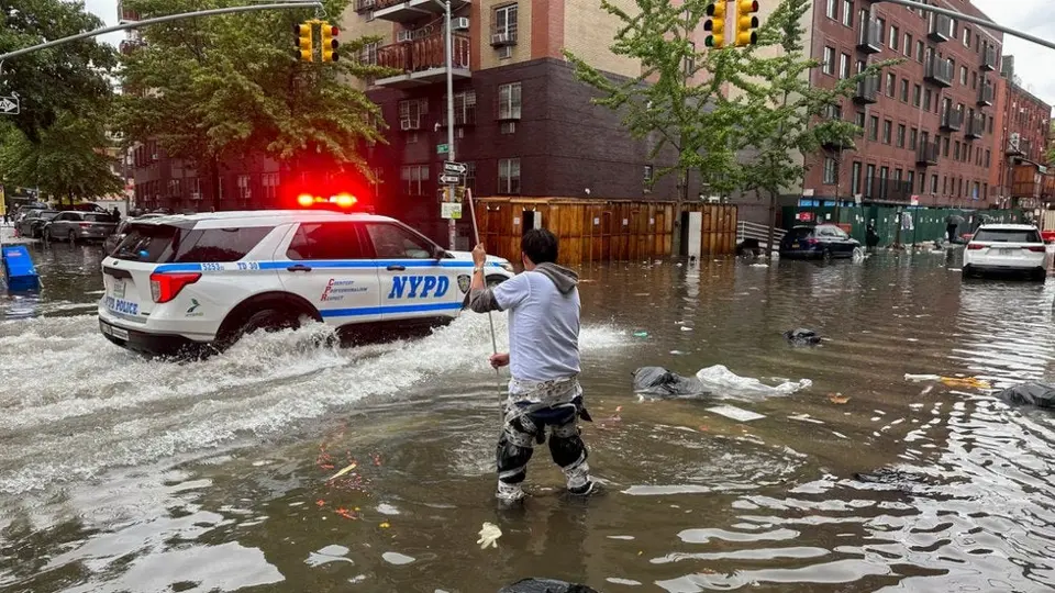 Lluvias torrenciales paralizan la ciudad de Nueva York y se declara como estado de emergencia