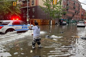 Lluvias torrenciales paralizan la ciudad de Nueva York y se declara como estado de emergencia