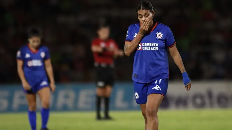 Daniela Flores abandona Clásico Joven Femenil en ambulancia por conmoción cerebral