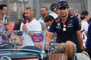 Checo Pérez termina octavo en el GP de Singapur; Carlos Sainz gana la carrera