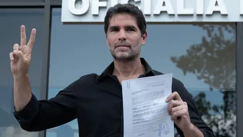Eduardo Verástegui amenaza a 'terroristas de la ideología de género' disparando un arma