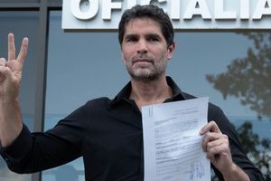 Eduardo Verástegui amenaza a 'terroristas de la ideología de género' disparando un arma