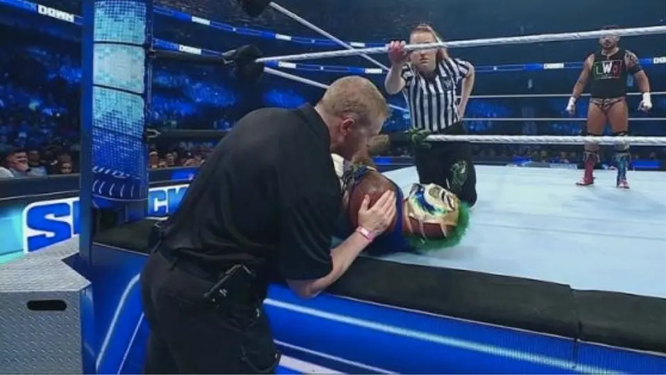WWE: Rey Mysterio se lesionó ante Santos Escobar en el último SmackDown