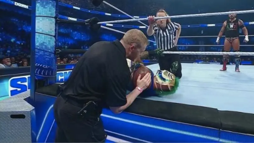 WWE: Rey Mysterio se lesionó ante Santos Escobar en el último SmackDown