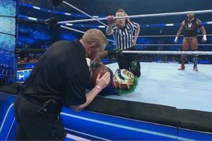 WWE: Rey Mysterio se lesionó ante Santos Escobar en el último SmackDown