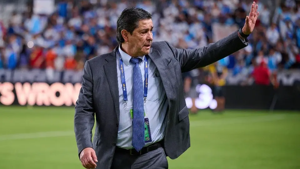 Luis Fernando Tena fue captado cantando el Himno Nacional de Guatemala y las redes explotan