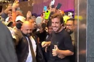 Fernando Alonso desata la locura en la Ciudad de México