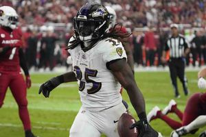 Gus Edwards, con 3 anotaciones, lidera la victoria de los Ravens ante Arizona