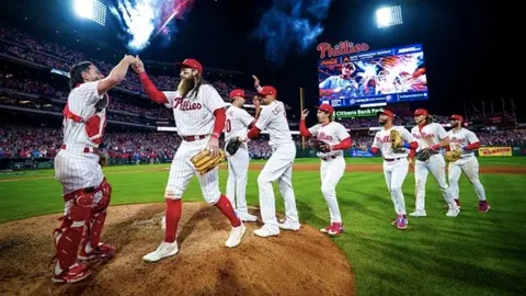 Philadelphia 'apaleó' a Arizona y se adelanta en la serie de campeonato