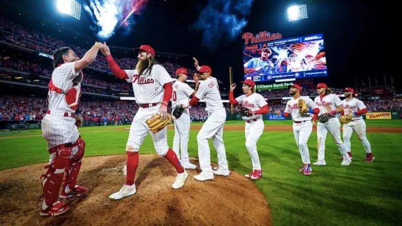 Philadelphia 'apaleó' a Arizona y se adelanta en la serie de campeonato