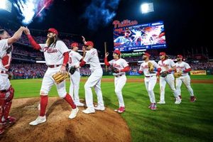 Philadelphia 'apaleó' a Arizona y se adelanta en la serie de campeonato