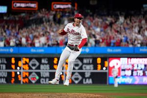 Michael Lorenzen logra un juego sin hits, su madre y esposan lo celebran de manera emotiva