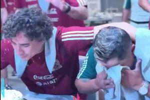 Guillermo Ochoa festejó su cumpleaños con pastelazo incluido en concentración del Tri
