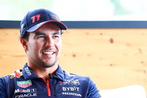 Checo Pérez brilla en el Gran Premio de Italia y la prensa internacional lo celebra