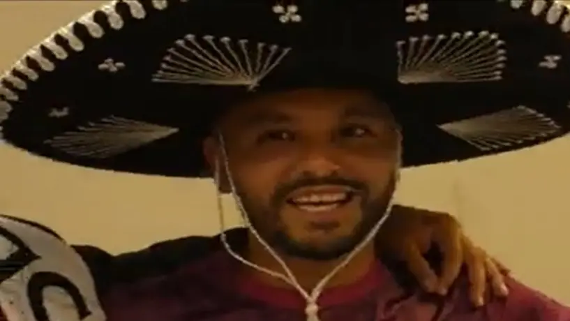 'Tecatito' Corona se 'convierte' en mariachi en visita del Sevilla a Guadalajara