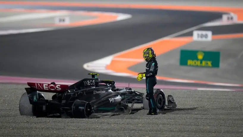 FIA analiza otra sanción a Lewis Hamilton por caminar en la pista en el Gran Premio de Qatar