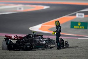 FIA analiza otra sanción a Lewis Hamilton por caminar en la pista en el Gran Premio de Qatar