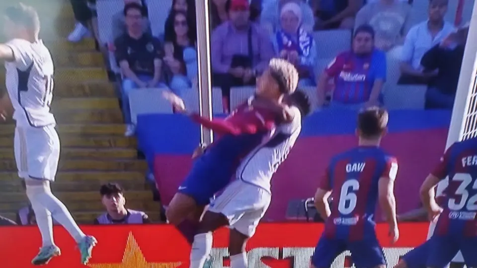 El Clásico: Jugadores del Barca reclaman al árbitro por no marcar un posible penalti