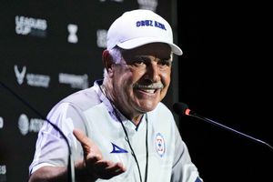 Tuca Ferretti sonríe y sorprende hablando inglés en conferencia de prensa