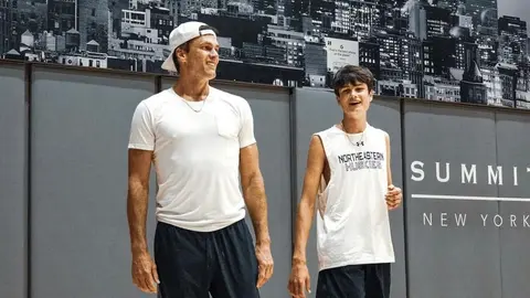 Tom Brady juega basquetbol contra su hijo de y demuestra habilidades